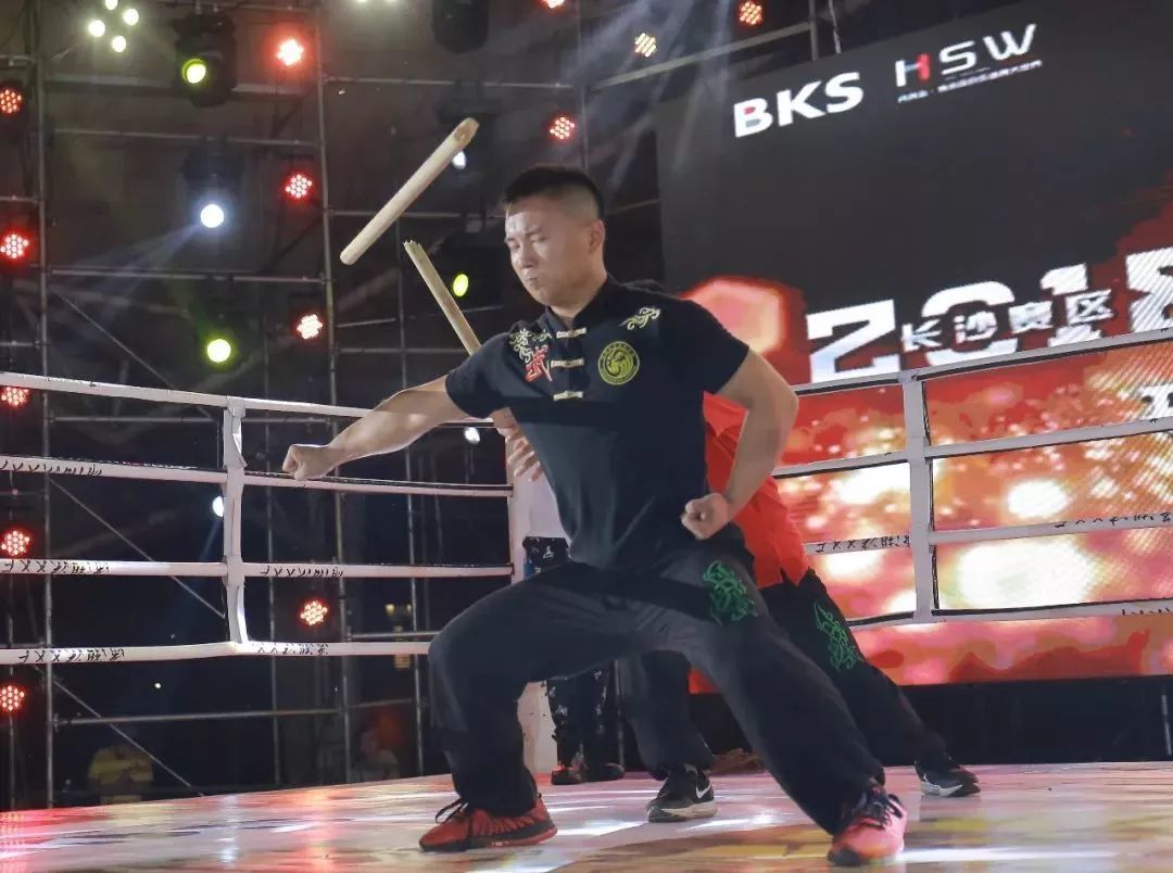 你很有可能是胳膊断表演完横练功夫咱们再来看气功锁喉会让人瞬间窒息