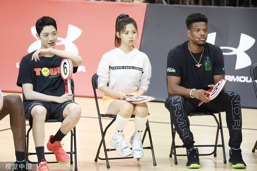 "超库"同台!杨超越与库里摆剪刀手合影超有爱