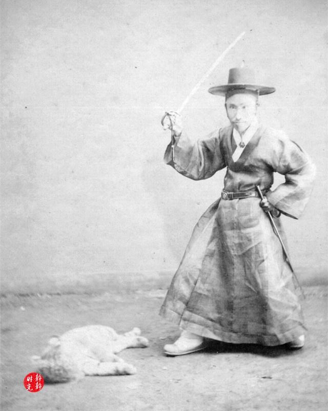 图为当时朝鲜王朝的一名武士,他手上拿的是朝鲜刀,朝鲜刀与日本刀的刀