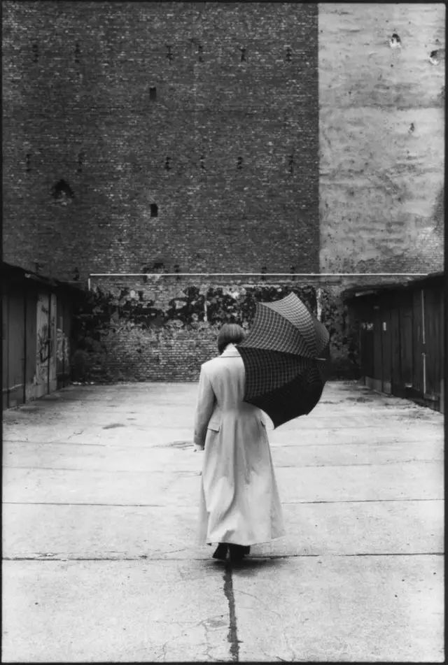 摄影大师黑白镜头,留你无限遐想的背影系列