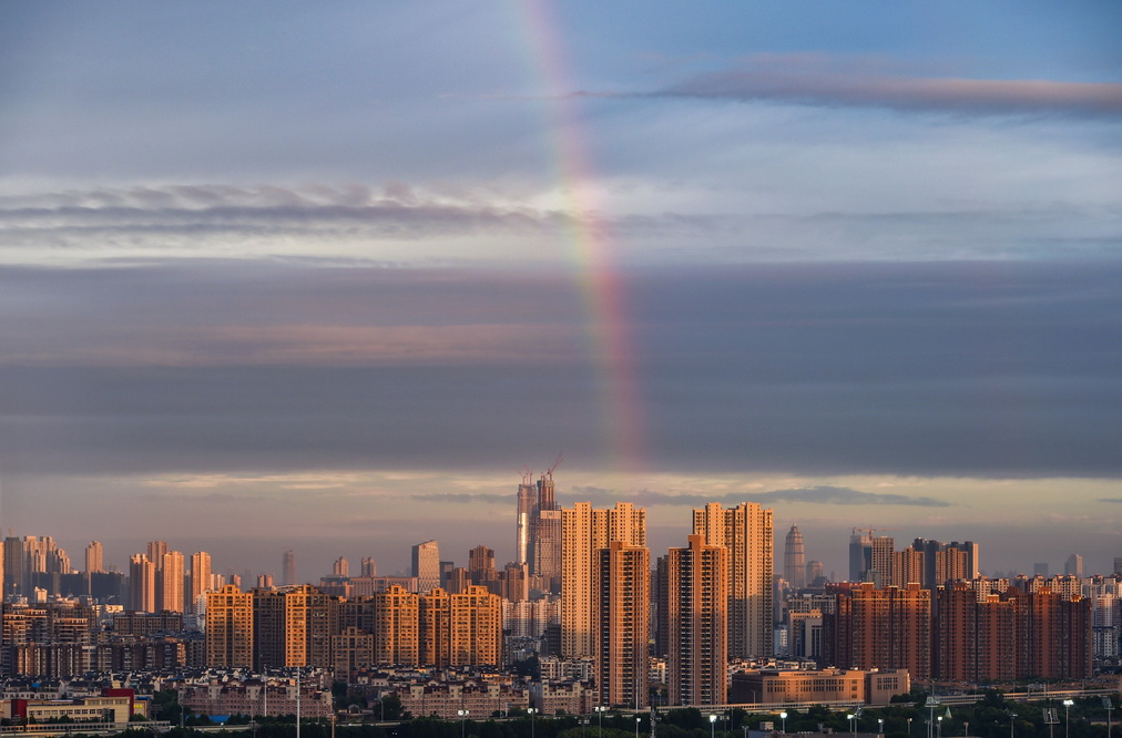 雨后初晴 武汉现绚丽彩虹