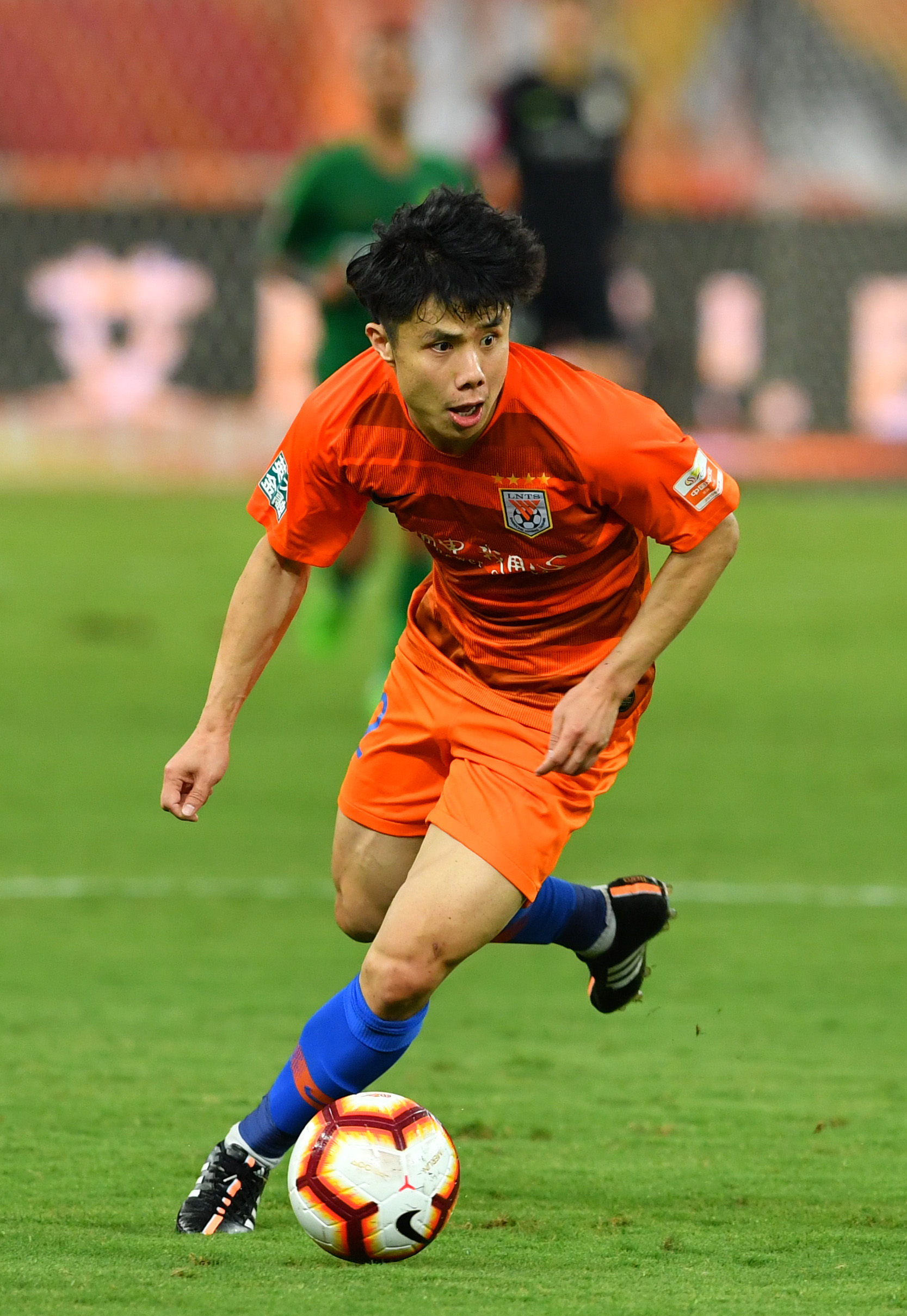 新华社照片,济南,2019年6月30日6月30日,山东鲁能泰山队球员蒿俊闵在