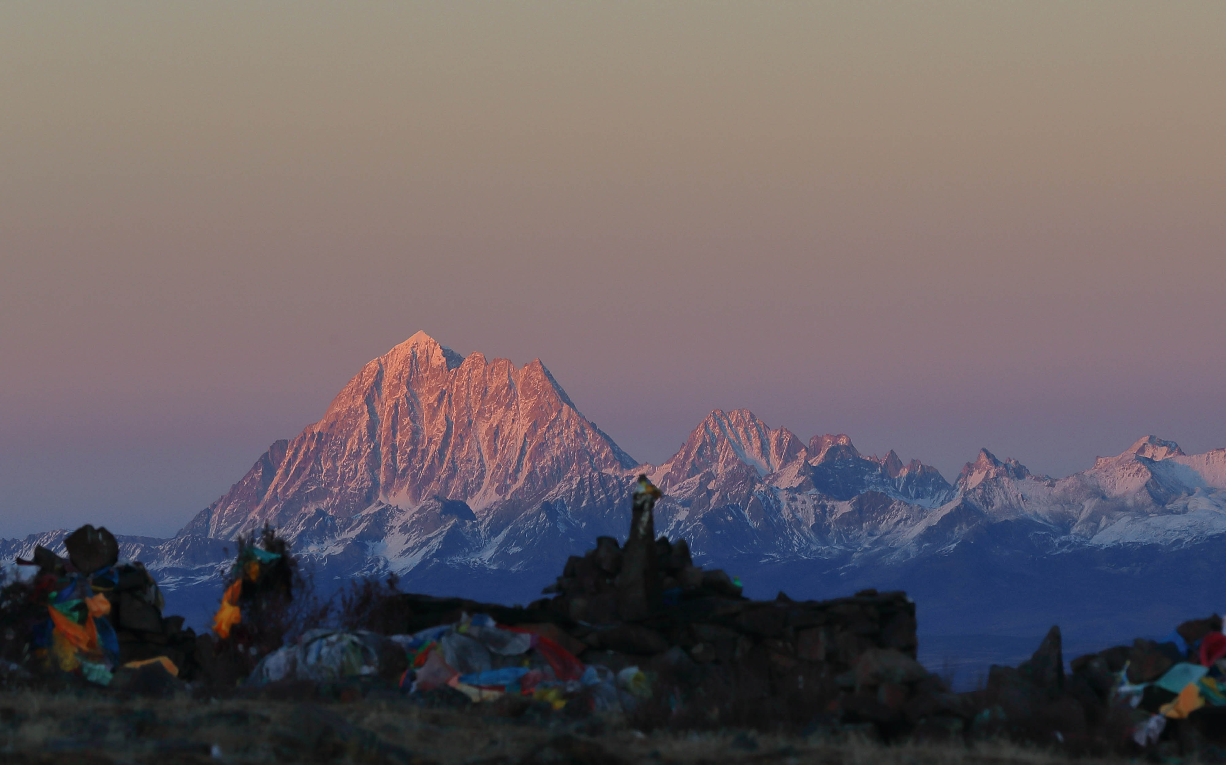 观景台这是在川藏公路四川高尔寺山垭口拍摄的夕阳下的贡嘎雪山(2018