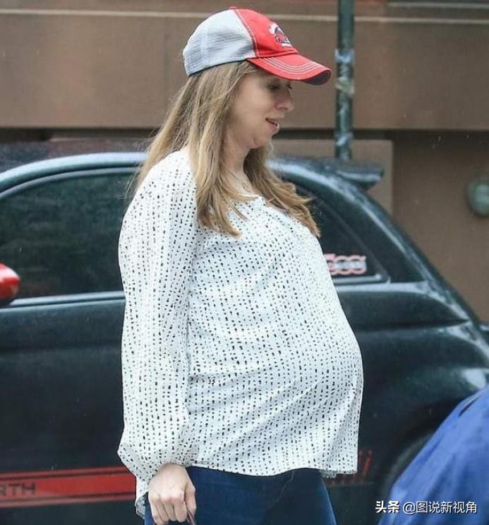 克林顿女儿孕晚期逛街肚子格外大,对比伊万卡,俩总统女儿大不同