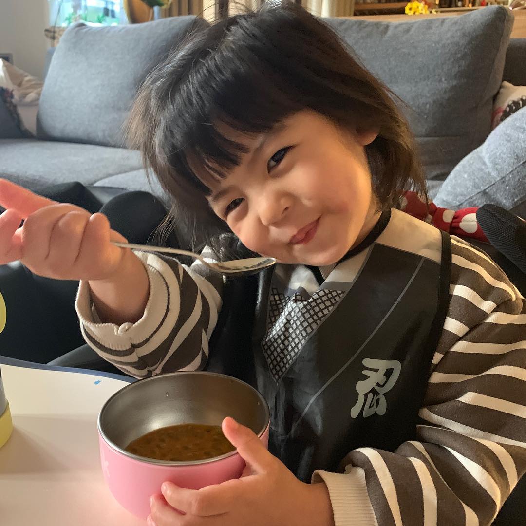 波妞被贾静雯嫌弃,穿得像公主却杀气十足,和咘咘性格差异大