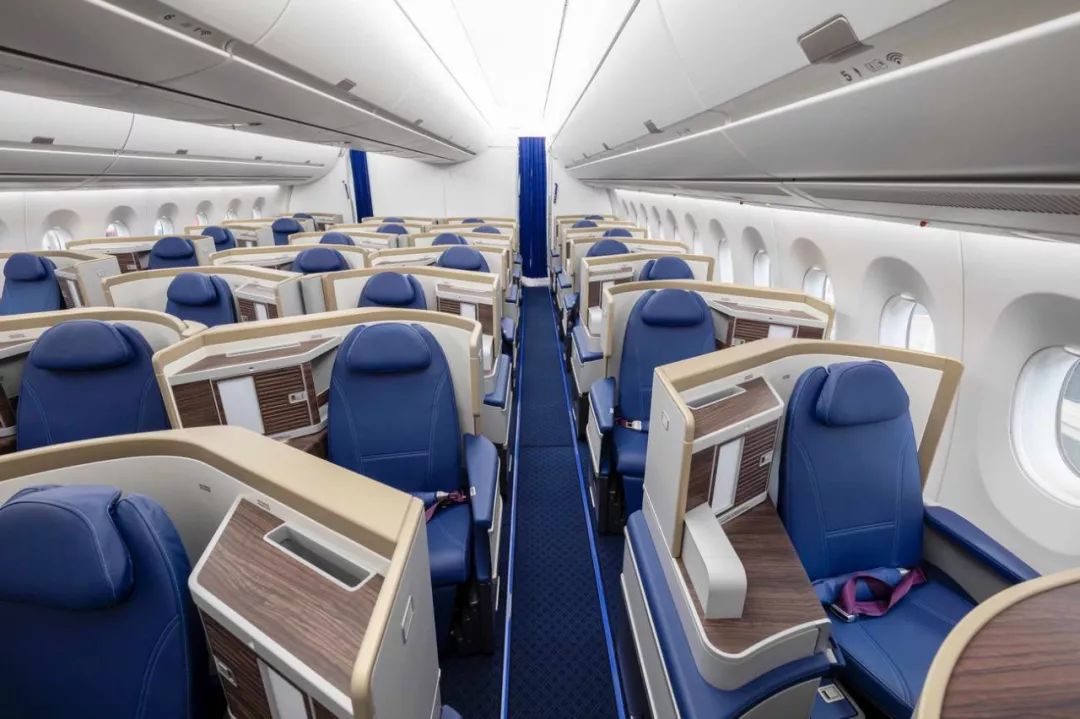 刚刚南航喜提首架a350墨镜侠降落白云机场