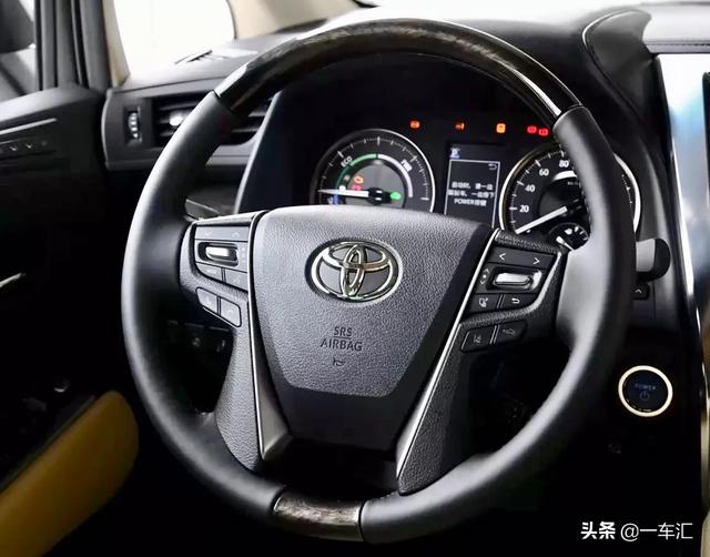 四輻式多功能方向盤,造型比較符合埃爾法車型定位,握柄處的真皮與木質