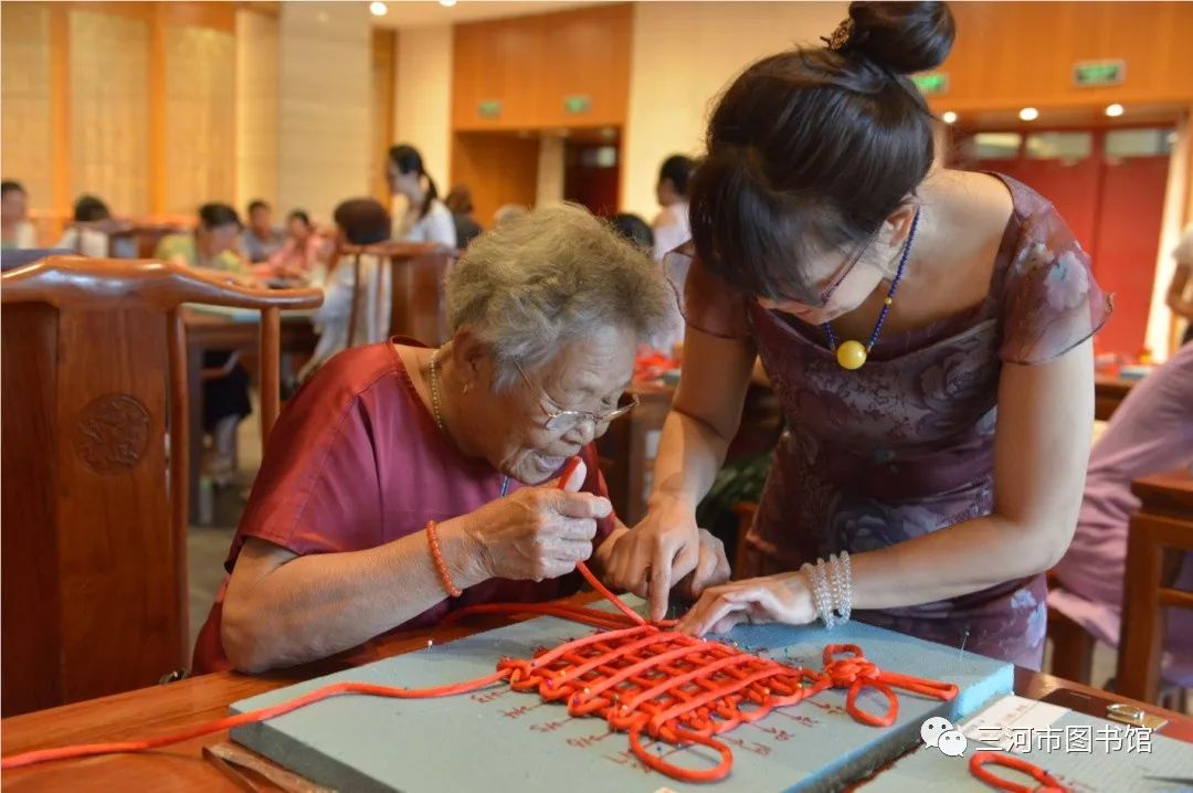不仅让读者们学习和传承了中国结的传统绳艺文化,还锻炼了大家的动手