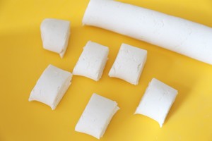 第七步,将米块再次搓揉成一个粗细均匀的长条状.