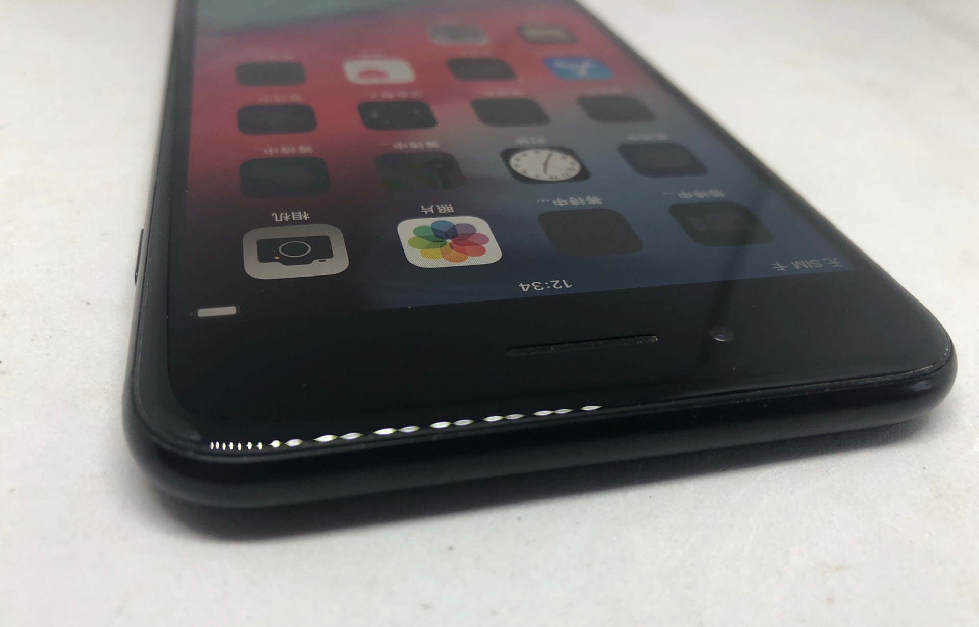 成色依旧很新,摄像头也没有问题这是机子的背面,黑色的7plus看起来