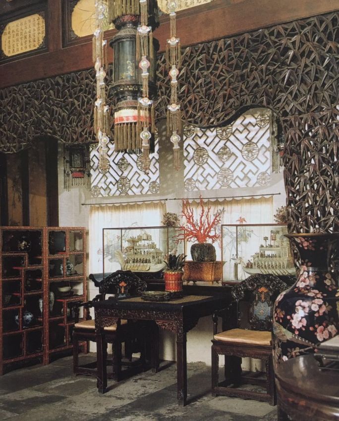 每日在处理完政务之后,就从他办公室-勤政亲贤殿西边的小门进了三希堂