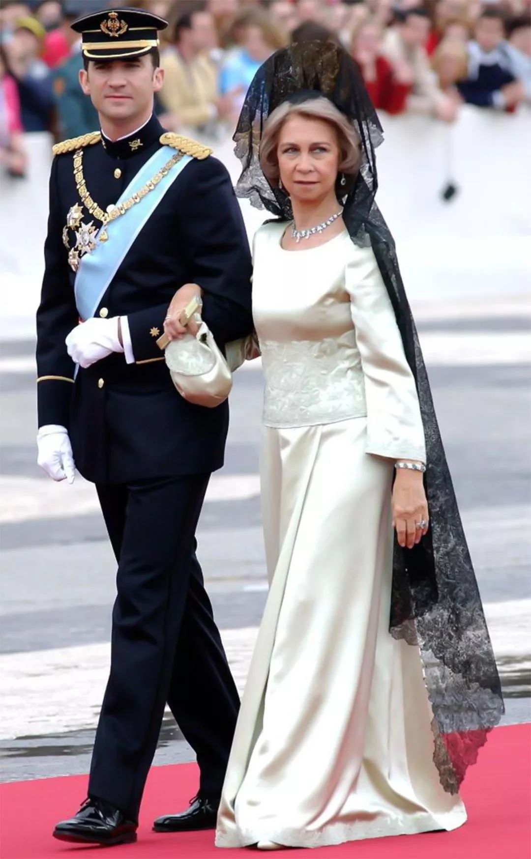 英女王西班牙王太后同披黑纱,一个觐见教皇时,一个在儿子婚礼上