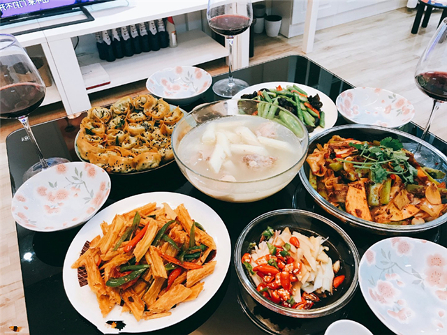 同事搬新家请我们去家里吃饭一桌菜上桌比去饭店吃还美味