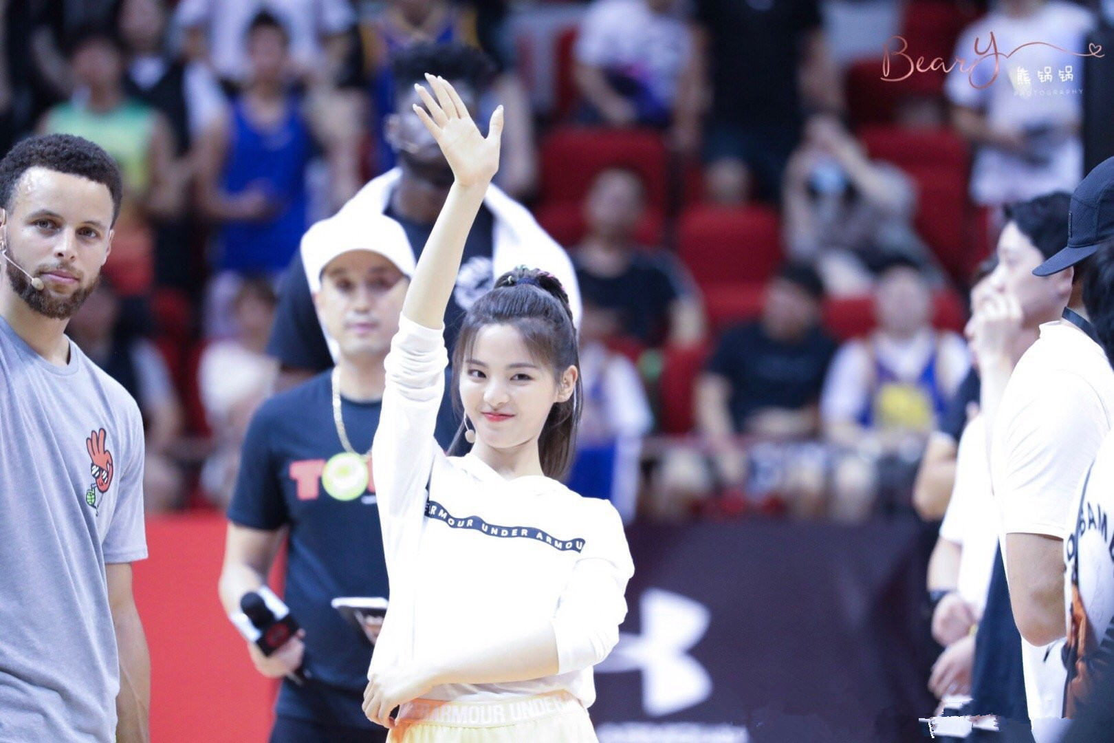 杨超越与库里同台打球一双美腿超养眼酷似篮球宝贝