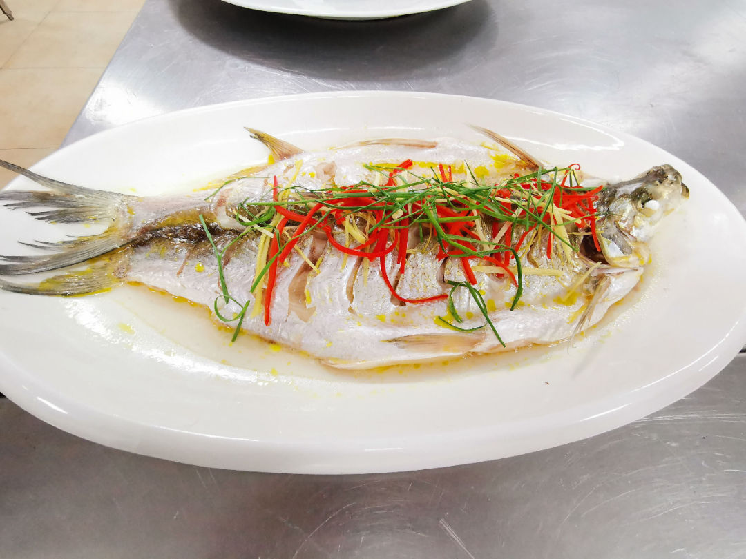 [菜品来由]白水鱼又名"银刀",传说当年渔民张某带领一帮人与南下的