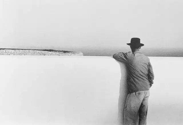 摄影大师黑白镜头,留你无限遐想的背影系列