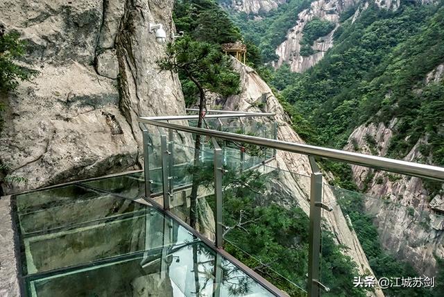 湖北天堂寨有段惊险,刺激的玻璃栈道,等你来感受悬崖之中的心跳