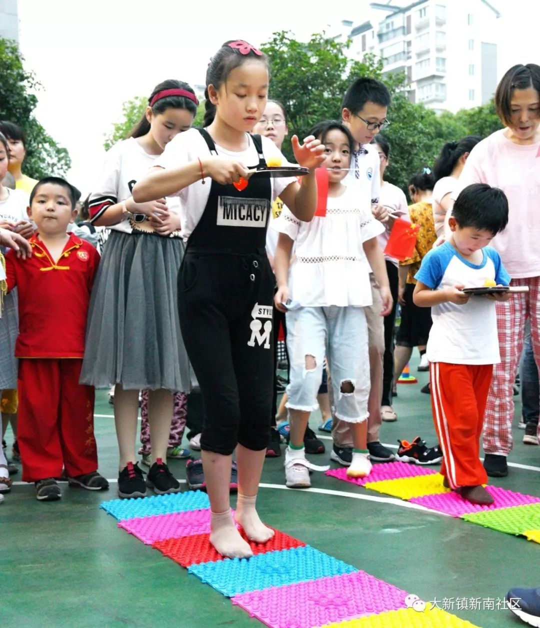 指压板运球一此次运动会共有6个项目:指压板运球,七彩套圈,趣味保龄
