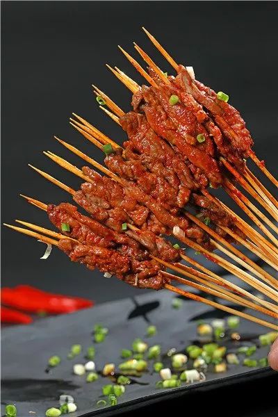 【 烈火牛肉 30元/10串 】【 烤五花肉 25元/10串】【 大串羊肉串 7元