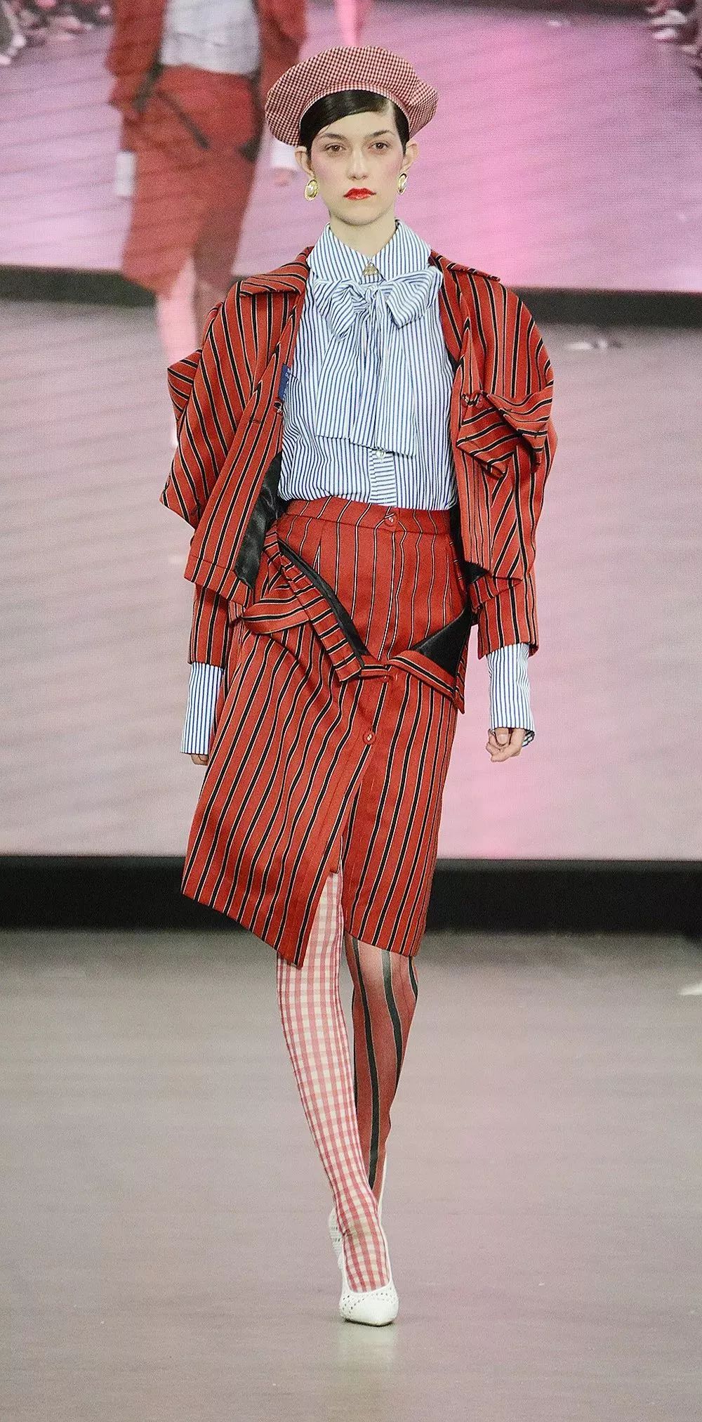 现代服装款式,服装款式_大山谷图库