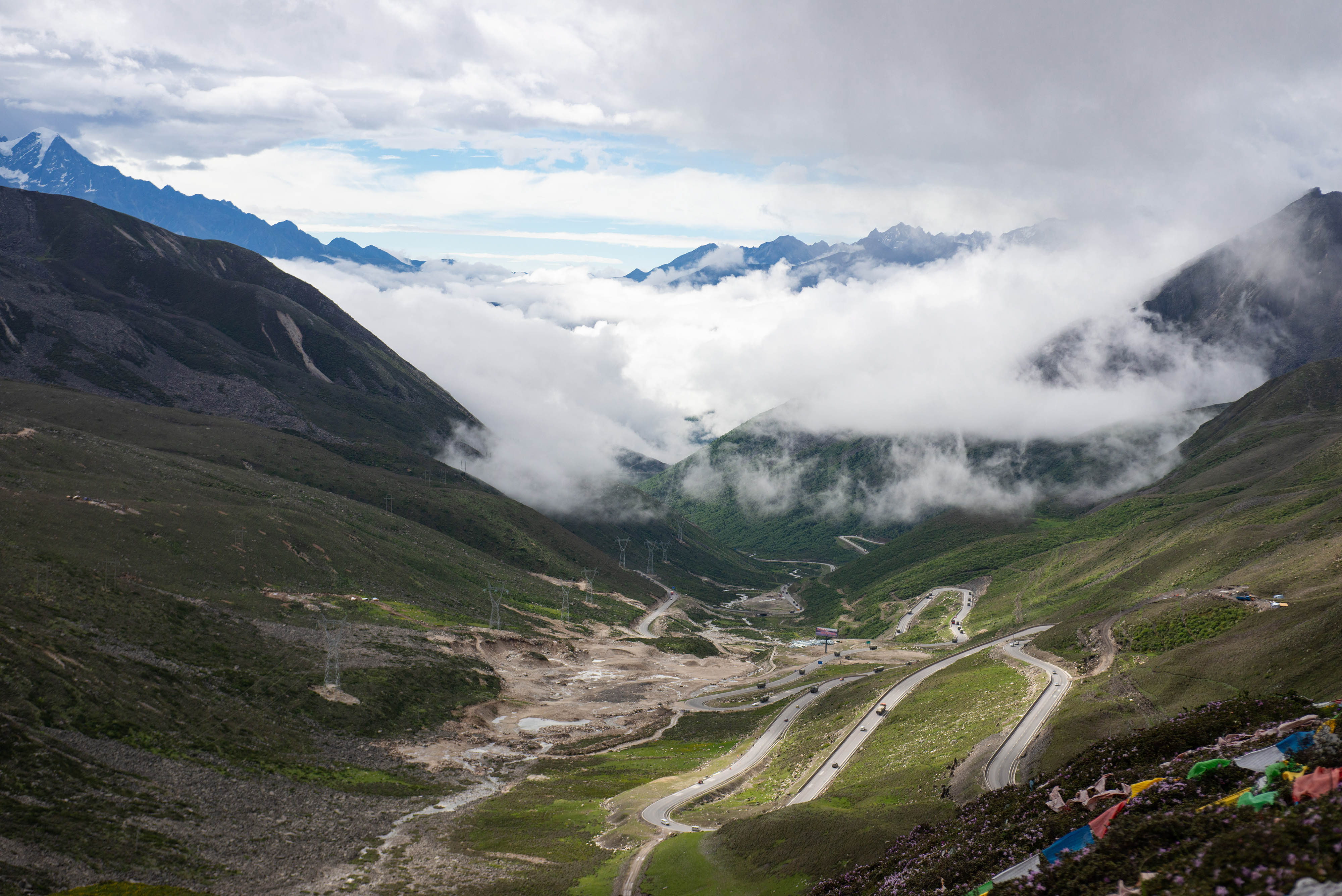 2019年6月30日垭口:川藏公路上的观景台这是在川藏公路四川折多山垭口
