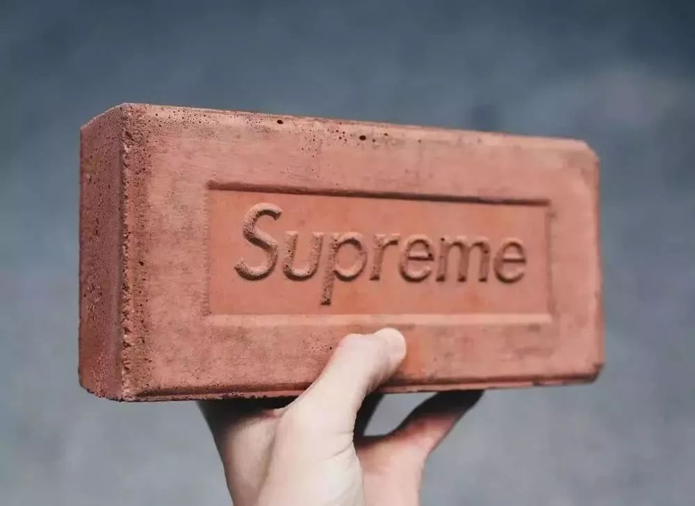 你永远都不知道奢侈品出过什么匪夷所思的东西,这也行?_supreme