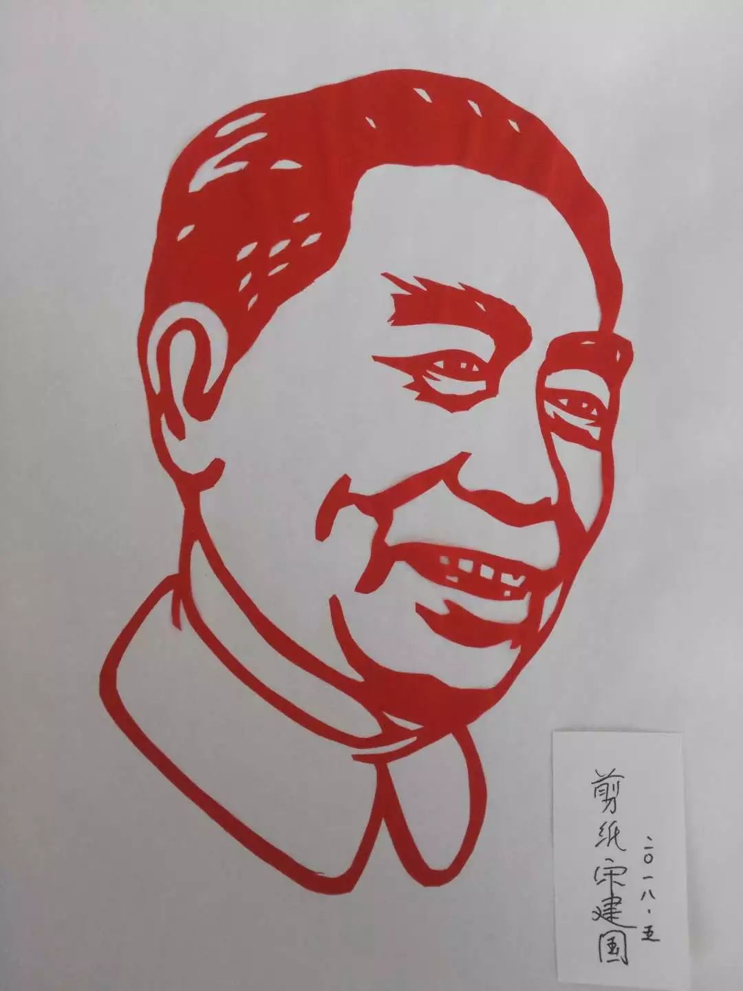 喜迎七一党生日交警捧出红窗花