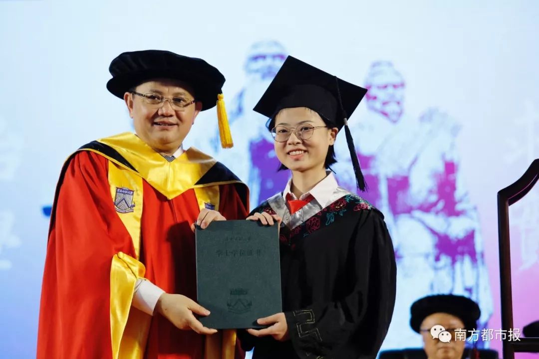 大学生发学位证书合影 来自搜狐网