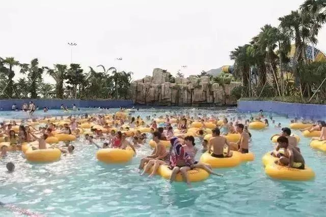 惠州海边也有水上乐园了夏天到了尽情在水里撒泼