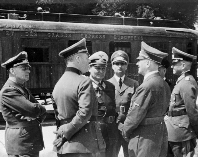 1940年6月22日,希特勒和戈林在贡比涅森林的火车车厢外签署了停战协议