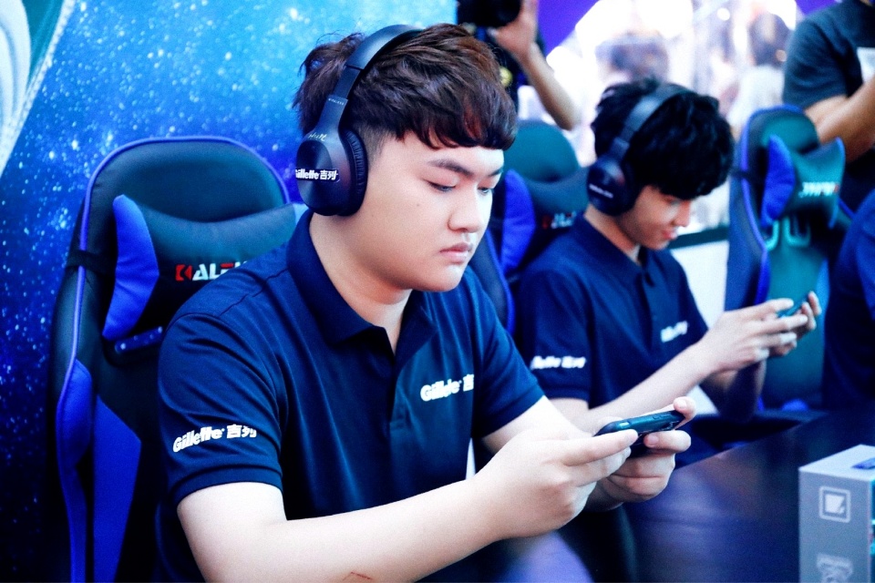 力压初晨,刺痛,"霸占"巅峰赛第1的主播可杰,原来是ag青训