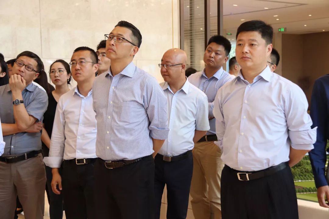 考察生态谷项目青岛公司总经理张永团向李欣总,张大为总介绍了海洋