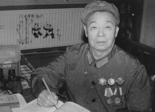 他打过很多仗,冲在最前面却从没受过伤,外号"毛猴子",授少将_贺东生