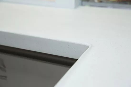 在厨房台面设置挡水槽,滴水线,防止水滴进入厨柜;厨房台面处安装带