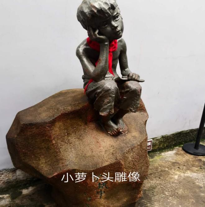 特务们使用的审讯手段有铁锁链,竹签,辣椒水,老虎凳等酷刑.
