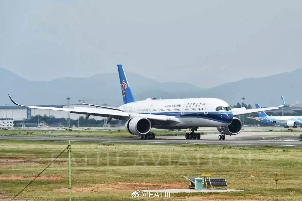 刚刚南航喜提首架a350墨镜侠降落白云机场