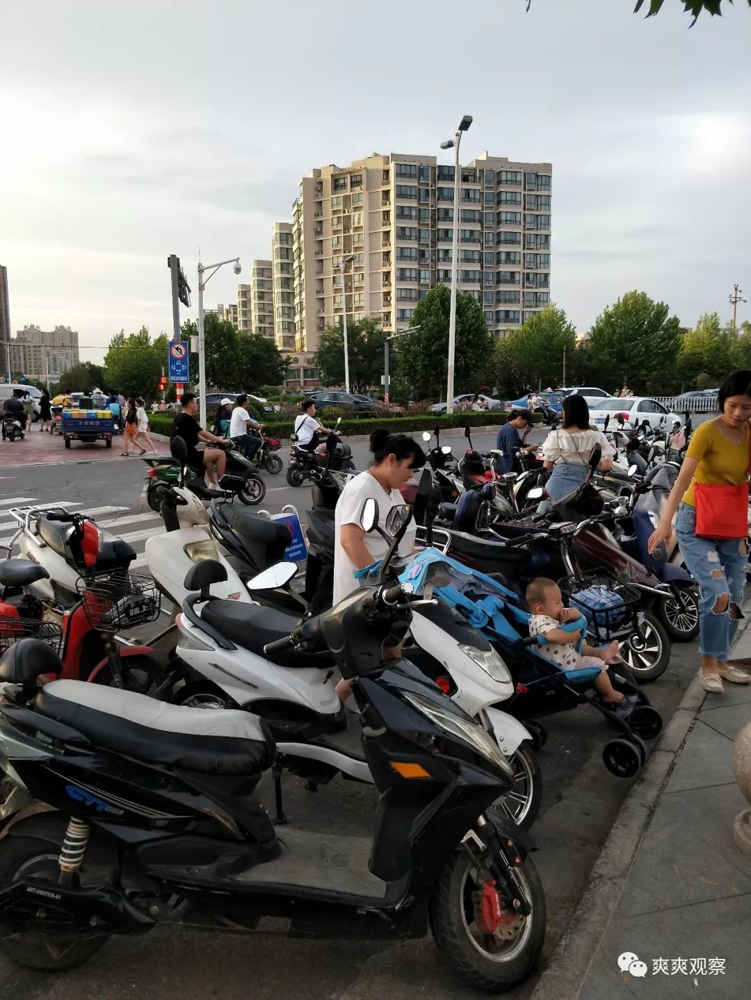 焦作万达广场附近乱停车现象严重