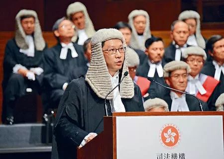 btnbc你知道英国的律师上法庭要带着假发