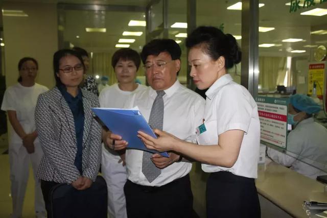 检验科主任王琳向评审组汇报了科室基本概况,认可准备工作及质量管理