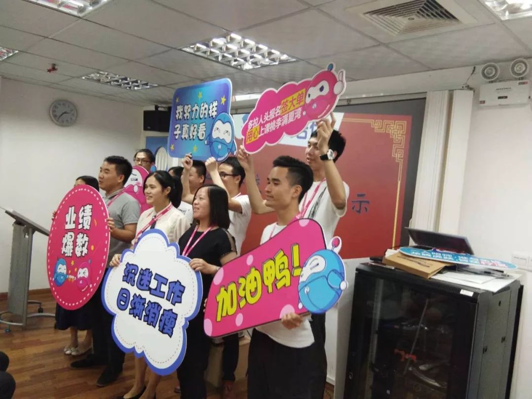    滑动查看下一张图片 >>现场气氛活跃,群情激昂,掌声雷动   滑动