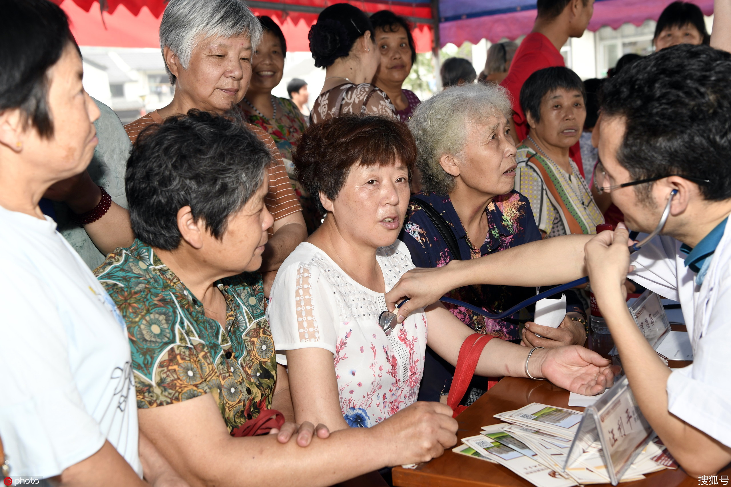 1 12 2019年6月30日,杭州富阳汪木英中医骨伤医院党员医疗小分队来到