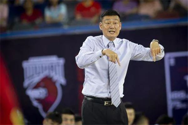 武汉当代篮球俱乐部宣布主教练郑武下课