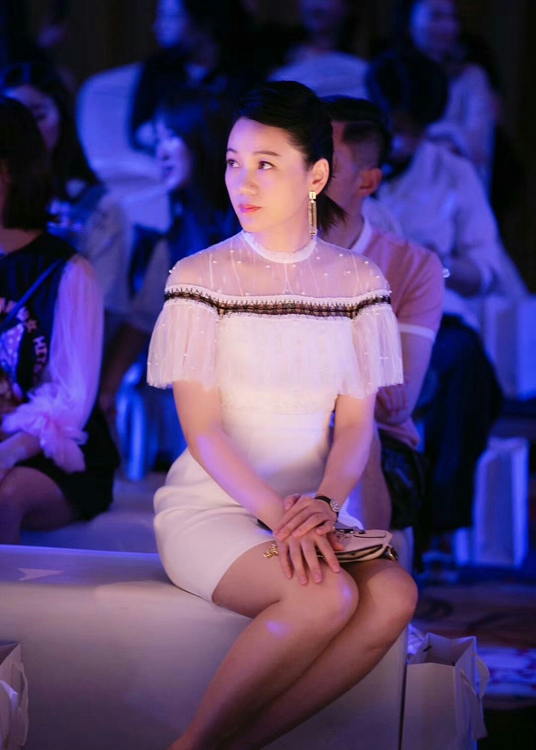 原创周群晒照同框90后姑娘,46岁皮肤还这么好,气质一点都不输!