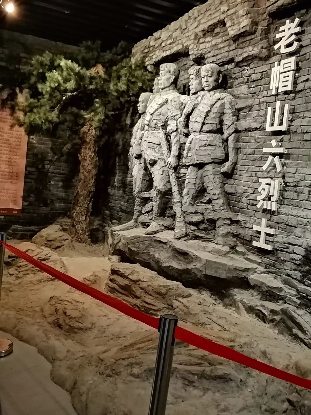 亲近青山绿水追忆平西抗日岁月缅怀英烈赤胆忠魂"烽火当年话平西,万壑