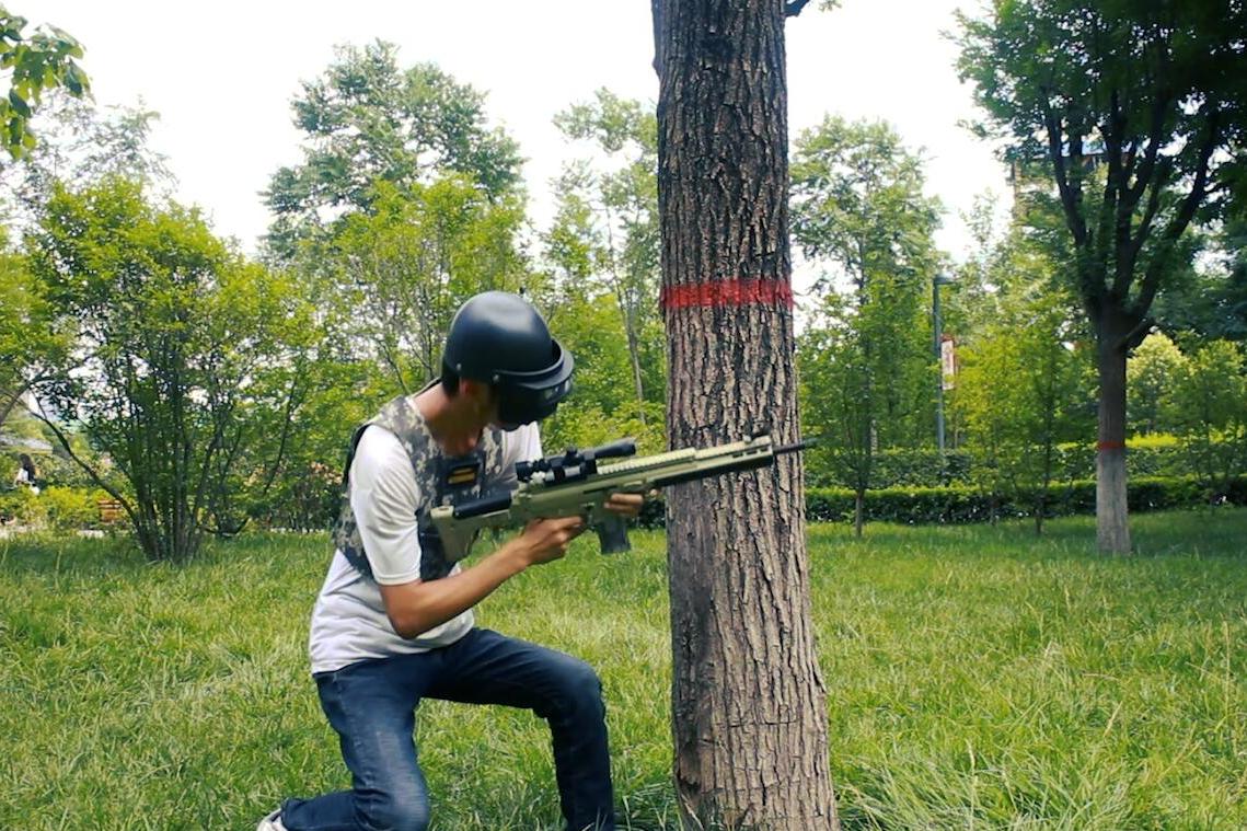 真人吃鸡落地8倍镜scar竟然被追了10条街小手枪你都怕