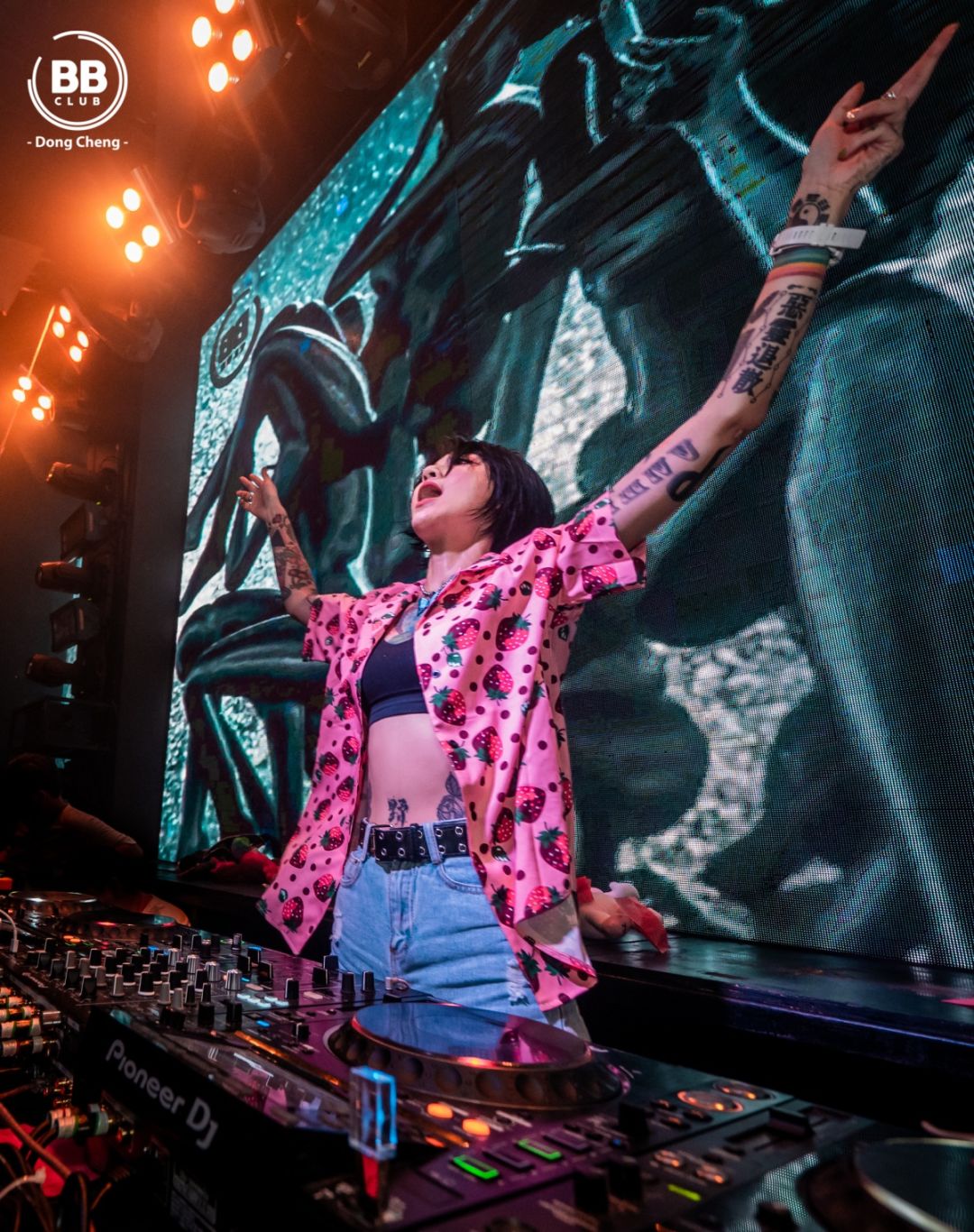 yoyo 一眼来自五湖四海的电音粉丝聚集在门口11:45 dj yoyo 到达 bb▼