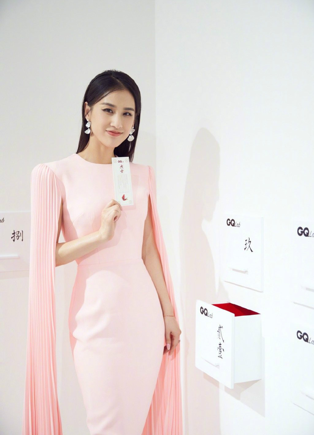 原创辣妈黄圣依现身机场穿搭一身清新绿色套装秀长腿镜头前好女神