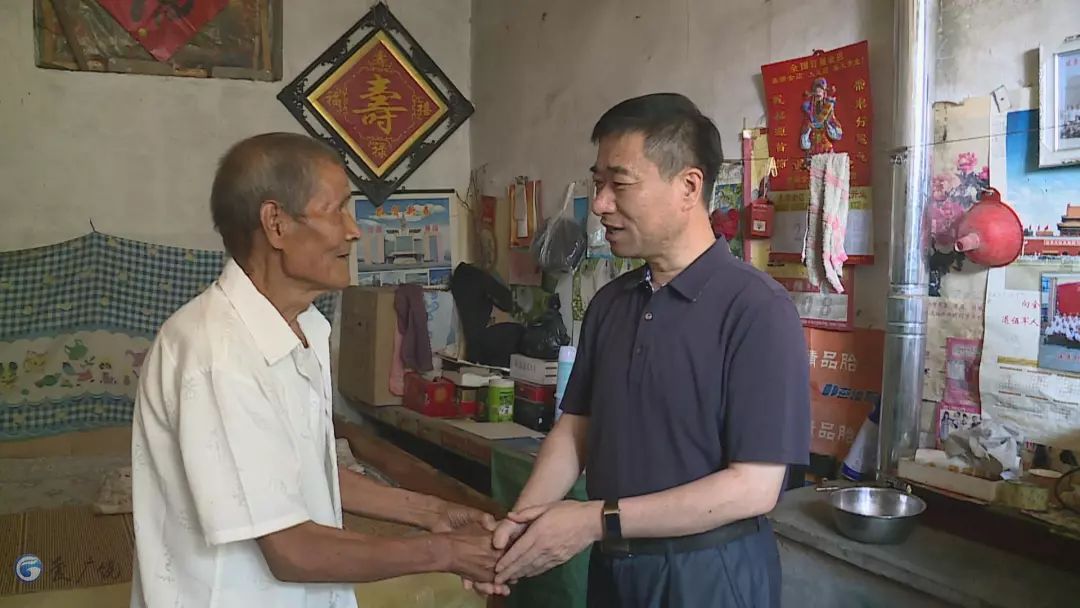 在建党98周年来临之际,县委书记梁润生,县委副书记,县长宋学华等县