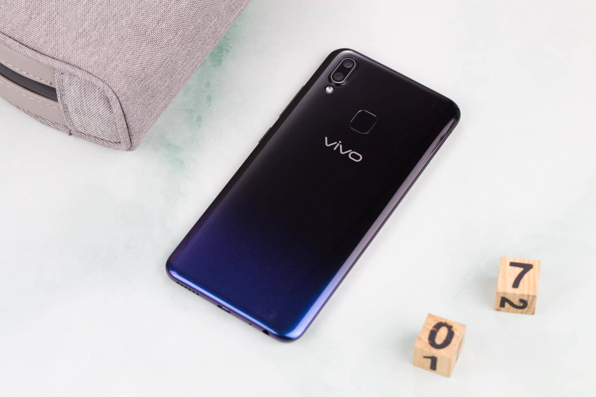 vivou1星夜黑上手体验颜值亮眼够用就好的百元机