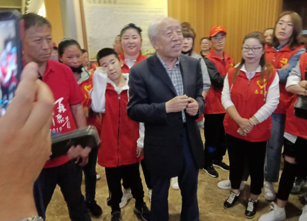 者们的到来,志愿者们更是受到了馆长王树清及馆内工作人员的热烈欢迎!